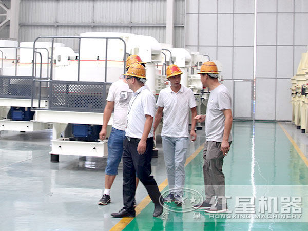 来厂参观制砂机的客户